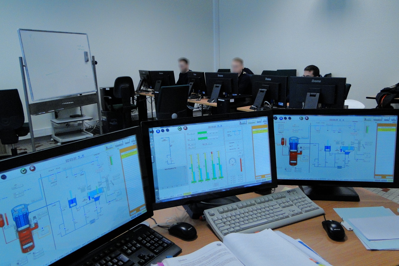 Le poste instructeur permettant d'animer la séance (changement de scénario, modification de paramètres, création d'avaries etc.)